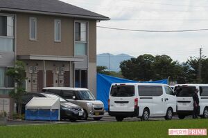 事件現場の自宅周辺には規制線が張られ捜査が続いていた＝4日