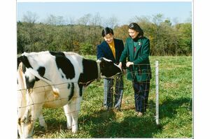 皇太子ご夫妻時代に御料牧場で牛をご覧になった天皇ご夫妻（'96年）