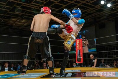 木下のキックが大沢にヒット。会場に打撃音が響きわたる!