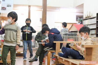 廊下にはたくさんの椅子が(撮影/渡邉智裕)