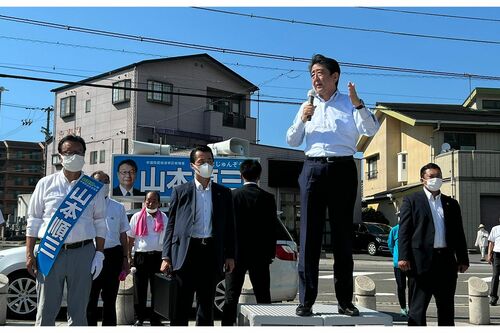 事件約1週間前の6月30日、愛媛県西条市で街頭演説をする安倍晋三元首相（公式Twitterより）