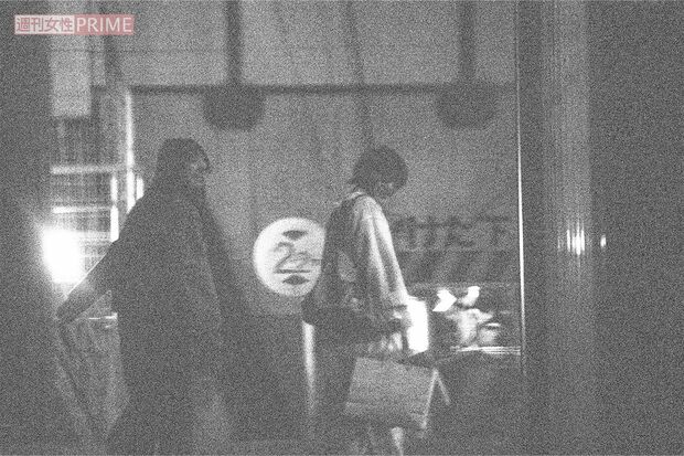 酒に酔った長尾寧音と須賀健太は、上機嫌で彼の自宅に帰っていった