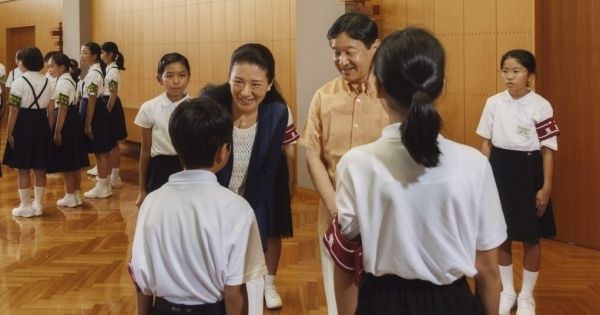  54回目を数えた「豆記者」との懇談で、笑顔で子どもたちの緊張をほぐされていた雅子さま（8月4日）