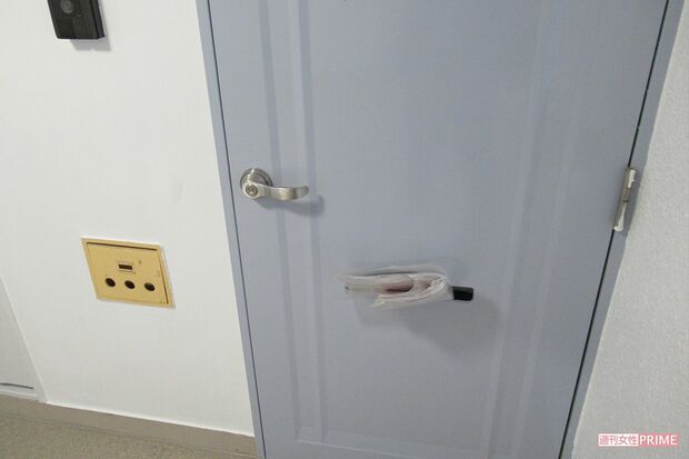 容疑者が暮らしていたと思われる集合住宅の玄関。表札と郵便受けに名前はない