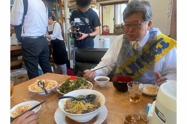 10月21日は、八王子の町中華を訪問した萩生田光一氏。後ろには取材カメラも（写真は本人公式Xより）