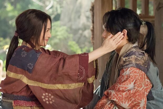 龍雲丸（柳楽優弥）の“プロポーズ”を受け入れ、農婦となった直虎。「自分にはない、風のような自由さを持った彼に惹かれるのはごく自然だと思いました」（柴咲）。(c)NHK