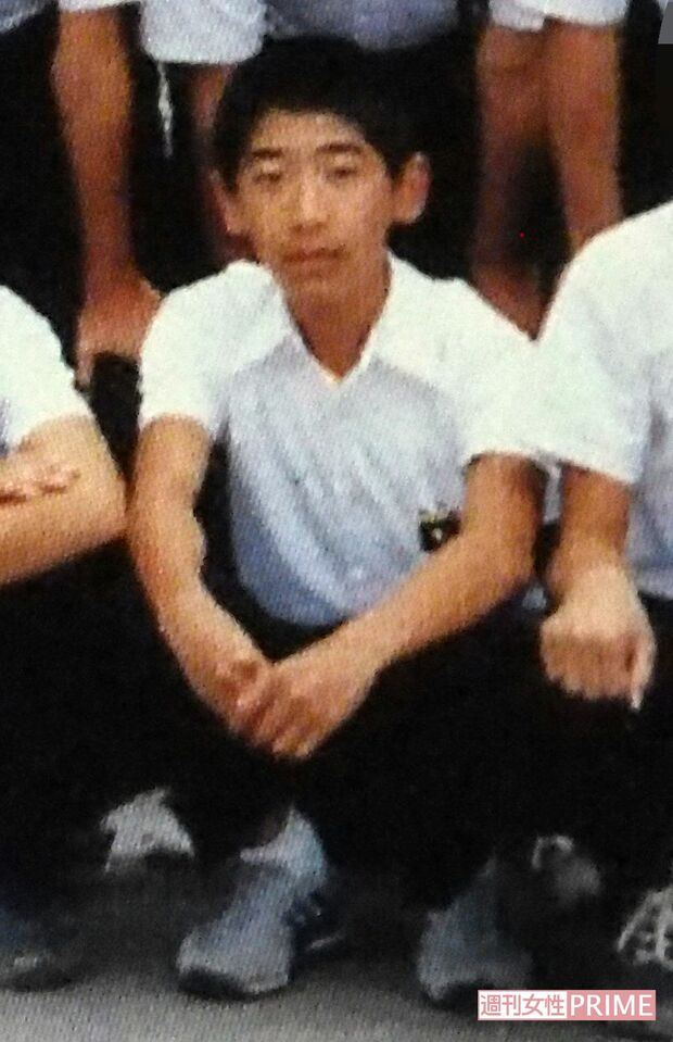 中学の卒業アルバムの修学旅行や部活動紹介に岩崎容疑者の姿はなく、この写真含め2枚だけ