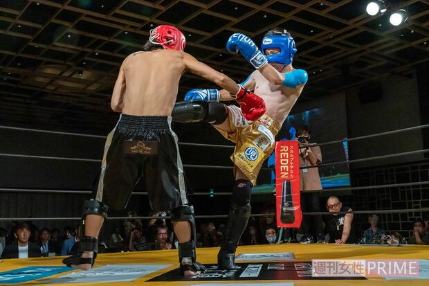 木下のキックが大沢にヒット。会場に打撃音が響きわたる！