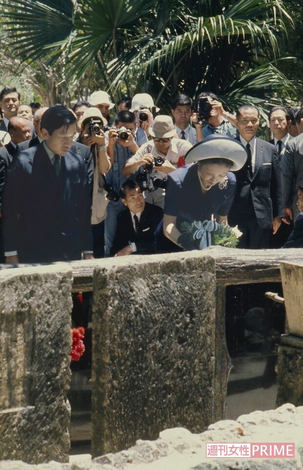 沖縄県が本土復帰した3年後に初めて訪問した皇太子時代のご夫妻は「ひめゆりの塔」で献花された（'75年7月）