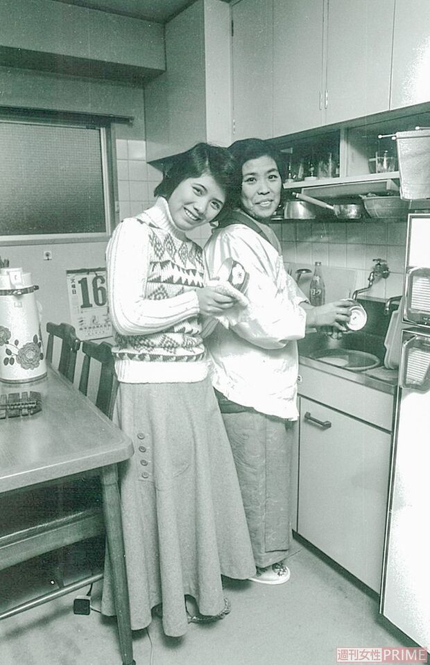 母親（写真右）の身体が弱く、家が貧しかったことから「家計を助けたい」と、芸能界入りに反対する父を説得してデビュー　