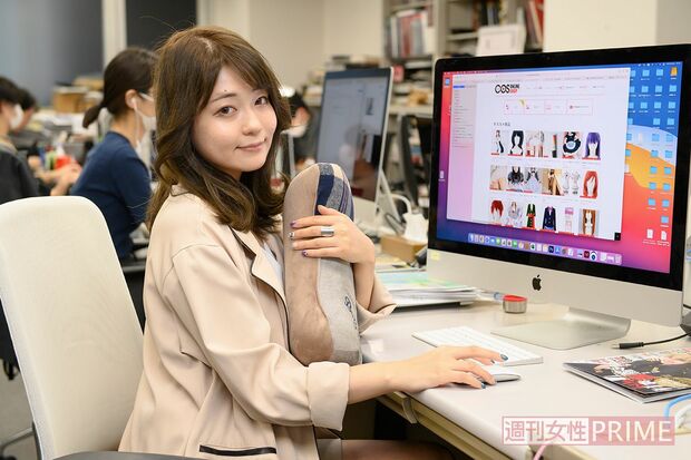 キャプ・編集部デスクでの千都さん。お気に入りの仮眠用枕と