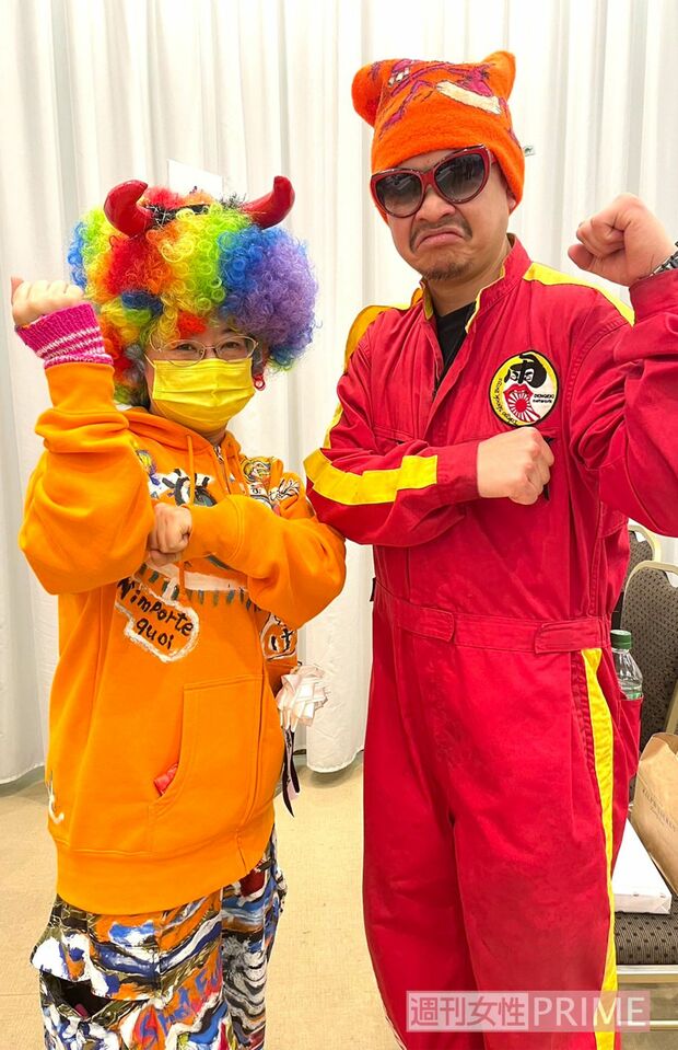 南部さんの妻・由紀さんと今日元気さん。電撃ネットワークのおなじみのポーズで(提供画像)