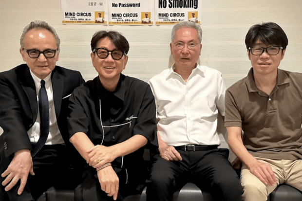 '23年、売野の40周年コンサートのとき、楽屋で藤井フミヤ(左から2番目)、藤井尚之(右)、“売芹”コンビの芹澤廣明(右から2番目)と