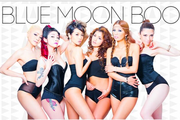 小室哲哉の元妻・Asami（左から3番目）『BLUE MOON BOO』HPより