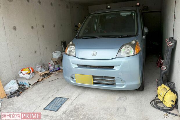 《千葉市》保田葵容疑者が頻繁にいじっていたガレージの愛車。脇に空き容器などのゴミが捨てられずに残っていた