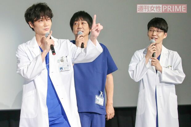 恋ダンスを披露する綾野　撮影／佐藤靖彦