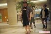 ドラマの打ち上げでの古田。半袖のシャツに短パン、サンダルと涼しげな服装