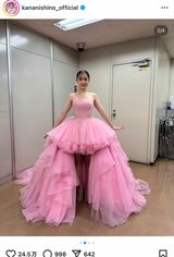 紅白の衣装を紹介した西野カナ（本人のインスタグラムより）