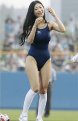 ヤクルト―DeNA戦でユニホームを脱ぎ、スクール水着姿で始球式を行ったタレントの壇蜜（写真/共同通信社）