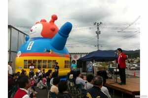 被災地でマジックショーを行うマギー審司さん