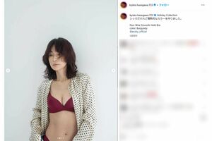 情熱的なカラーのランジェリーを身に着けた長谷川京子(本人インスタグラムより)