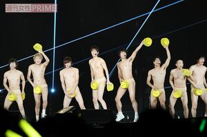 コンサート冒頭で『炎・天下奪取』をパフォーマンス中、アキラ100%状態に 撮影/齋藤周造