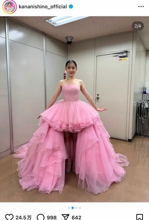 紅白の衣装を紹介した西野カナ（本人のインスタグラムより）