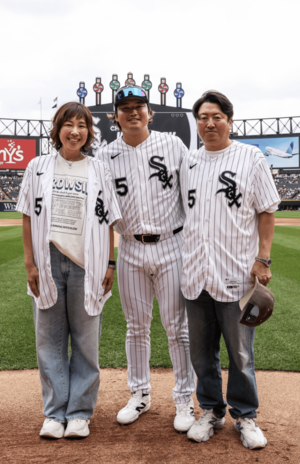 始球式に登場した村上宗隆の両親(シカゴ・ホワイトソックスのX公式アカウントより)