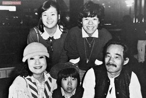 前列左からメイコさん、善之介、善行。後列左からはづき、カンナ