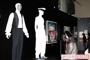 ボウイが描いた三島由紀夫の肖像画が飾られたコーナー