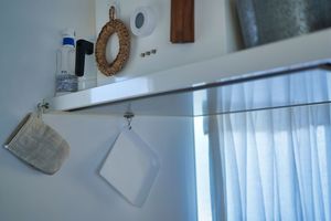 よく使うキッチン道具はつるして収納。使うときに素早く取れ、片づけも簡単