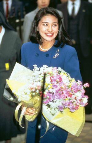 平成5年2月前月の皇室会議を経てご婚約が正式決定。雅子さまは母校の田園調布雙葉学園にご挨拶に。小学3年から高校1年夏まで約7年半通われた