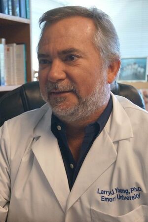  ラリー・ヤング教授 ●理学博士。米エモリー大学医学部教授などを兼任。専門は社会神経科学。脳内で働くホルモンが、動物の絆や性行動に影響するメカニズムを解明してきた。一般向けの著書や、メディアでの明快な解説も世界各地で話題に