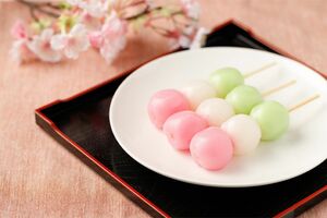 桜を見ながら味わいたい、三色団子。白は冬の名残、桜色は春の訪れ、よもぎの緑は夏の兆しを表しているという ※画像はイメージです