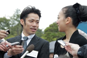 園遊会に出席し、囲み取材を受ける浅田真央と高橋大輔（2010年4月15日）