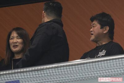 2025年3月18日、東京ドームでの開幕戦を観戦した大谷翔平の母・加代子さん(左)と父・徹さん(右)