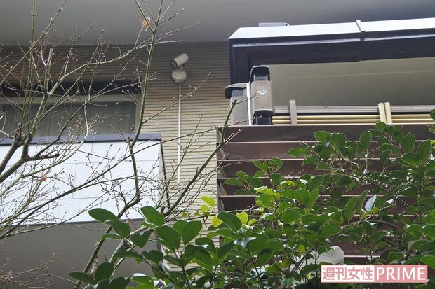 渋谷区神泉町にある石原容疑者の自宅には複数の防犯カメラと鉄壁のガードが築かれている。また、犬のフンの取り締まりにもうるさかった