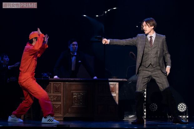 舞台で熱演する細貝圭（写真左、2019年）