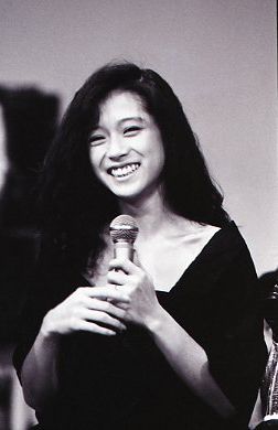 中森明菜、とても楽しそうな表情。指先や首筋まで色っぽい
