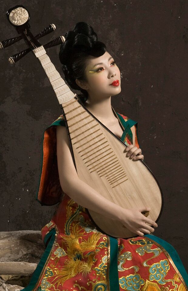 石娟さん●中国の名門教育機関である中央音楽学院卒業。国内の各種音楽コンクールで多数優勝。演奏楽曲は『中国琵琶名家名曲』に収録されている。琵琶専門講師、楽団琵琶演奏首席を経て、女子十二楽坊に入団。