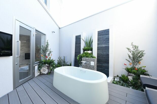 モダンな露天風呂があるホテルも。ここなら旅行気分も味わえる（宮原さん提供）