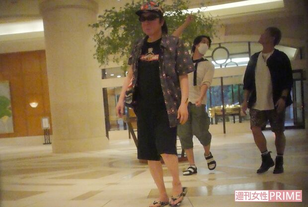 ドラマの打ち上げでの古田。半袖のシャツに短パン、サンダルと涼しげな服装