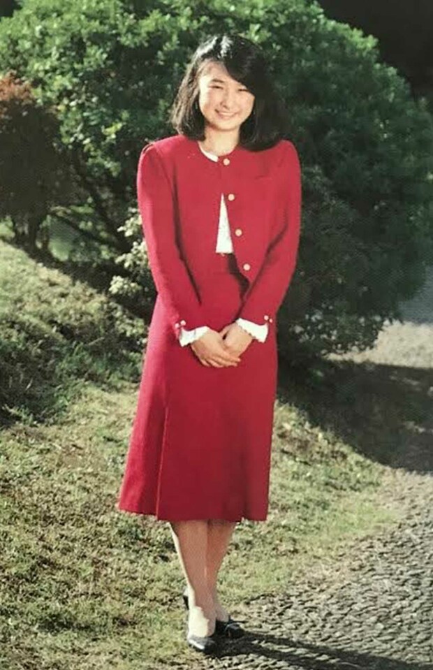学習院の卒業アルバム内の『華』ページに掲載された紀子さまの写真（1989年ごろ）