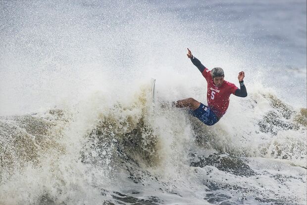 ダイナミックな技を繰り出すカノア選手