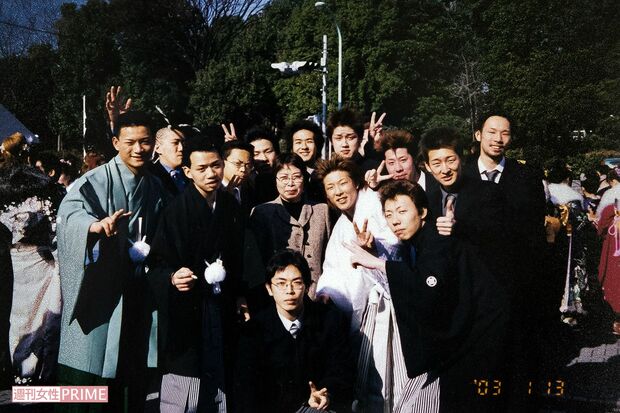 2003年、成人式を迎えた少年たちに囲まれる中澤さん