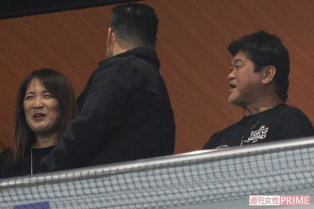 2025年3月18日、東京ドームでの開幕戦を観戦した大谷翔平の母・加代子さん(左)と父・徹さん(右)