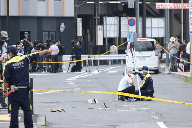 8日16時ごろ、安倍元首相が撃たれた現場では鑑識作業が行われていた