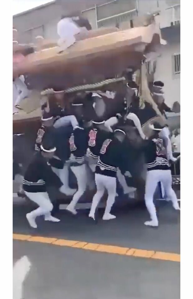 強く引っ張りすぎたため、今度は右に大きく傾く　3/9（SNSより）