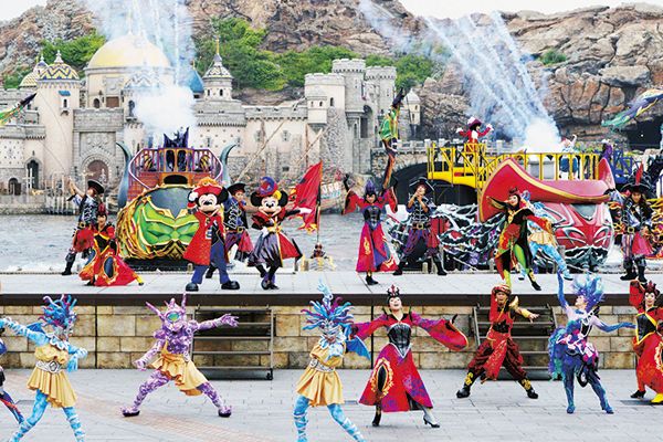  ［photo］ヴィランズに招待され、ミッキーたちも仮装してパーティーに参加。ヴィランズはそれぞれの魅力をダンスでアピール。各バージ（船）も迫力満点！