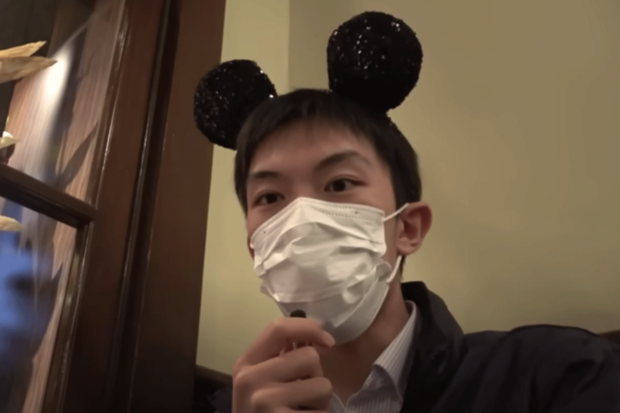 “ぼっちディズニー”を楽しむスーツ（※Youtubeチャンネル「スーツ旅行」より）